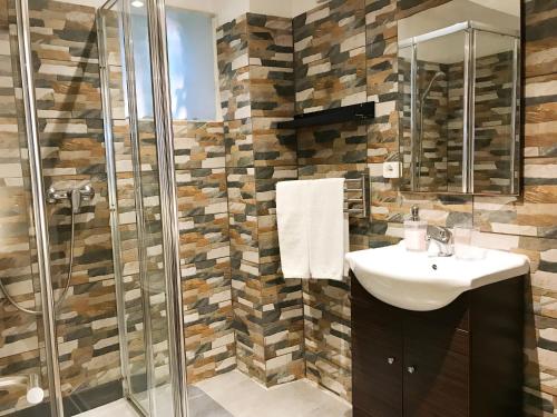 um banheiro com pia e chuveiro em D'ouro no Porto