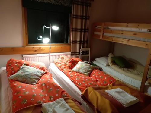 Ліжко або ліжка в номері Kiiloselän Poropirtti