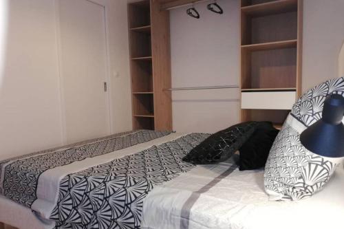 Ein Bett oder Betten in einem Zimmer der Unterkunft Porte de Stanislas