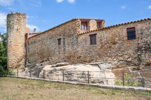 a large brick wall with two towers on it at Turismo Rural Calaliu in Peratallada