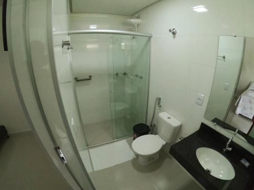 Vonios kambarys apgyvendinimo įstaigoje Suítes Canaã