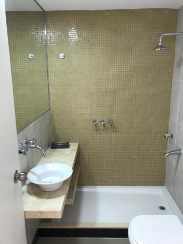 uma casa de banho com um lavatório, uma banheira e um WC. em Residencias Pilar Golf Edificio Doral em Fátima