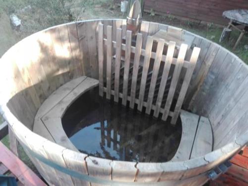 a wooden bucket with a pool of water in it at Los Encinos de Chancoyan in Valdivia