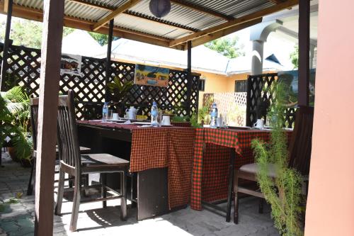 Restoran ili drugo mesto za obedovanje u objektu Travellers Home (Kifumbu)