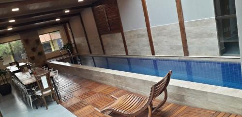 アウト・パライーゾ・デ・ゴイアスにあるTapindaré Hotelの家のプールを上から見た写真