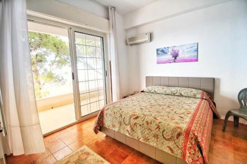 una camera con un letto e una grande finestra di Palermo relax family house ad Altavilla Milicia