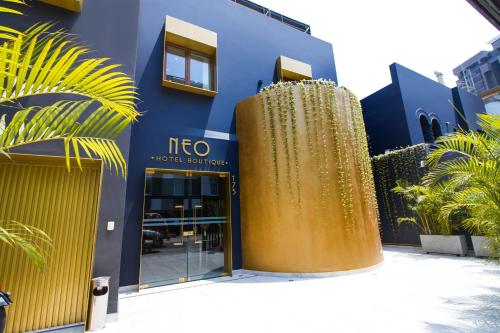un bâtiment avec une grande sculpture métallique devant lui dans l'établissement Neo Hotel Boutique, à Lima