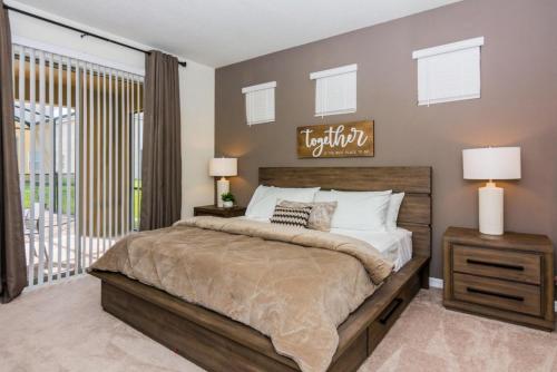 Postel nebo postele na pokoji v ubytování Fabulous Home with Pool at Solterra Resort ST5501