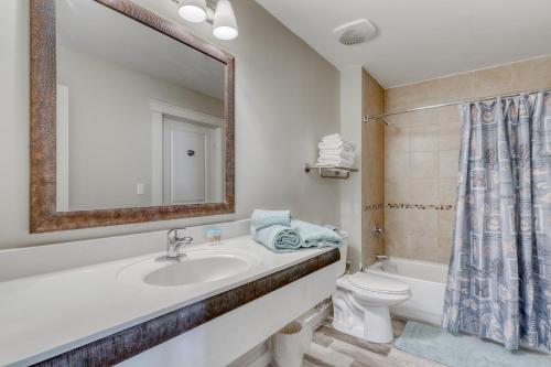 uma casa de banho com um lavatório, um WC e um espelho. em Origin at Seahaven em Panama City Beach