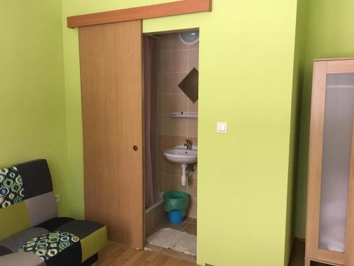 ヴィスワにあるAgusiaのバスルーム(洗面台、トイレ付)が備わります。
