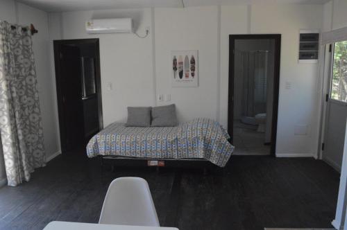 1 dormitorio con 1 cama en el centro de una habitación en Tu Lugar Solís en Piriápolis