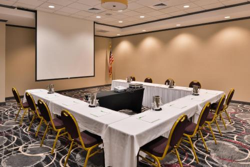 Kawasan bisnes dan/atau bilik persidangan di Holiday Inn Kansas City Airport by IHG