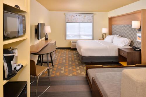 Televisyen dan/atau pusat hiburan di Holiday Inn Kansas City Airport by IHG