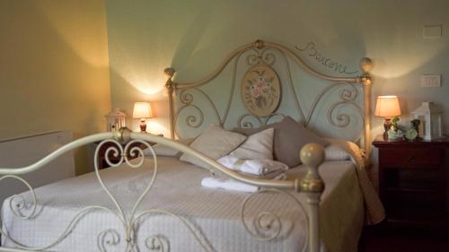 una camera con un letto bianco e 2 lampade di Cerqueti agriturismo a Baschi