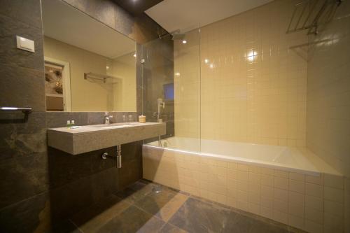 een badkamer met een wastafel en een bad bij Quinta do Louro in Palmela