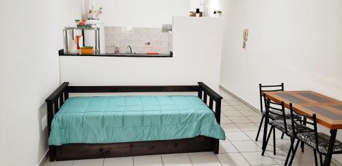 een slaapkamer met een bed en een tafel en een tafel bij Edificio Huayra in La Rioja