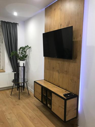 Una televisión o centro de entretenimiento en Apartament Przy Promenadzie