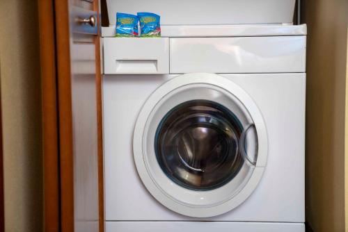 a white washer and dryer in a room at Raintree's Sandcastle, Birch Bay in Blaine