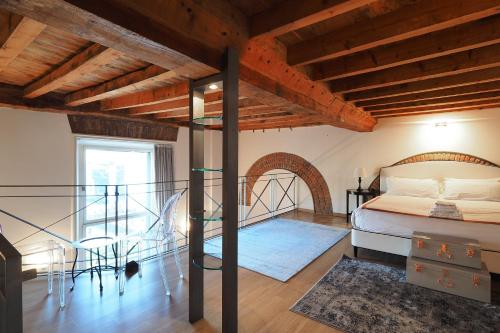 Unique Duomo Luxury Property tesisinde bir odada yatak veya yataklar