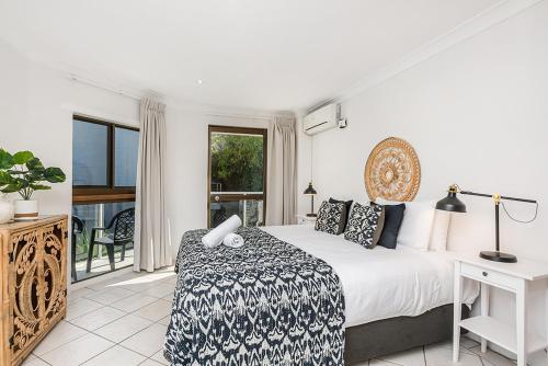 Katil atau katil-katil dalam bilik di Bayview Beachfront Apartments, in town right on the beach