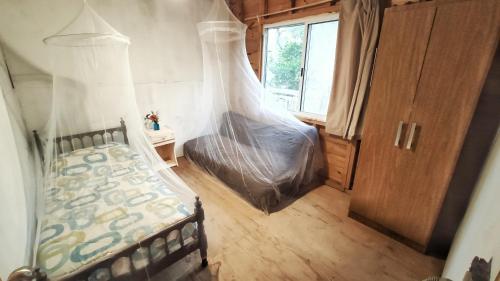 een slaapkamer met een bed met een klamboe bij Verdemar in La Paloma