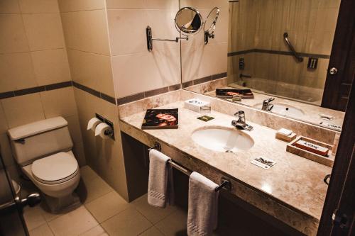 Ett badrum på BTH Hotel Arequipa Lake