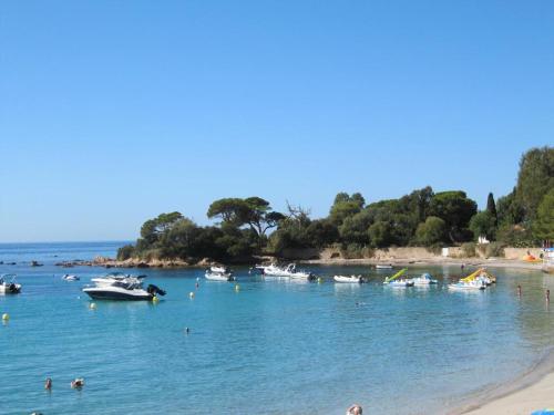un groupe de personnes dans l'eau sur une plage dans l'établissement Superbe T1 neuf avec vue mer sur Marinella, à Ajaccio
