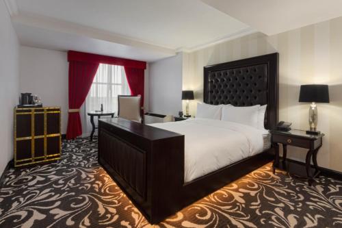 um quarto de hotel com uma cama grande e uma secretária em Hotel Retlaw, Trademark Collection by Wyndham em Fond du Lac