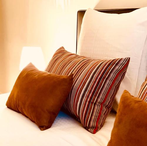 En eller flere senge i et værelse på Luxury Apartment Mons City Center