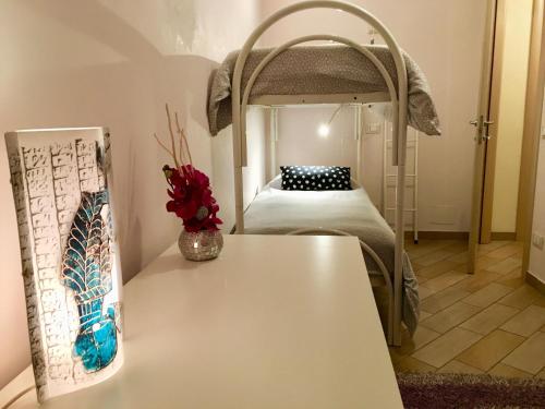 a room with a table and a bunk bed at L'arciere in Celano
