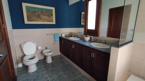 bagno con servizi igienici, 2 lavandini e specchio di La Romeria a Punta del Este