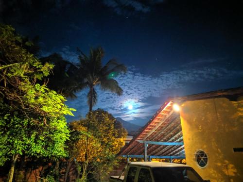 a car parked in front of a building at night at Toka do NIKO in Ilhabela