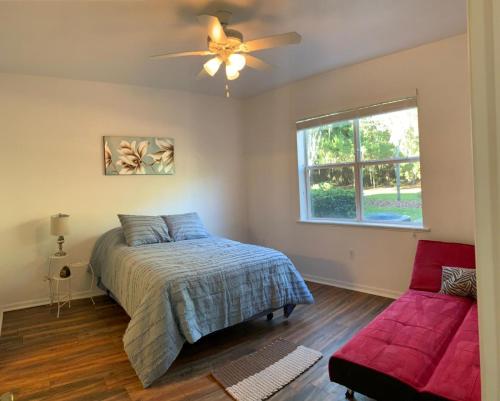 1 dormitorio con 1 cama y ventilador de techo en 2 Master Suite Apartment near North Florida Regional Med, UF Health, & Mall, en Gainesville