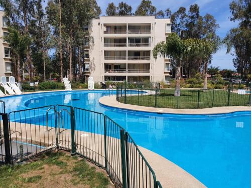 una gran piscina frente a un edificio en Departamento en Algarrobo Norte, en Algarrobo