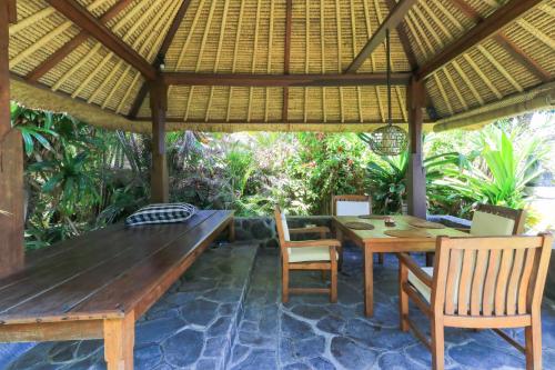 Κήπος έξω από το Palm Beach Villas Bali