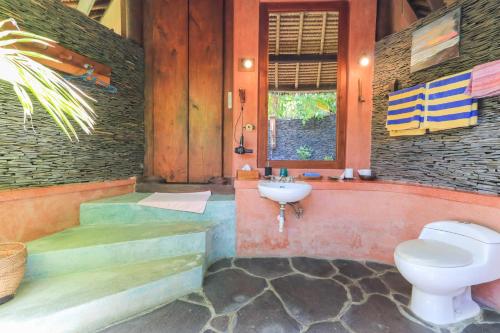 Kylpyhuone majoituspaikassa Palm Beach Villas Bali