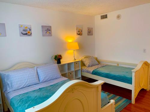 En eller flere senger på et rom på Ocean Reserve by Miami TCS
