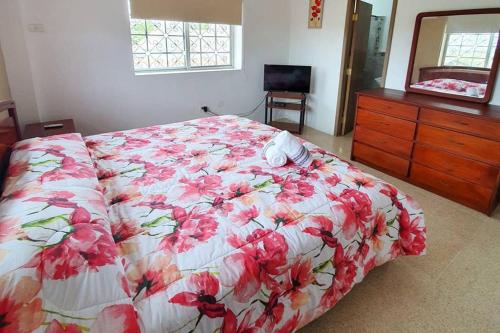 Ένα ή περισσότερα κρεβάτια σε δωμάτιο στο Renovada Casa Familiar con piscina en Salinas