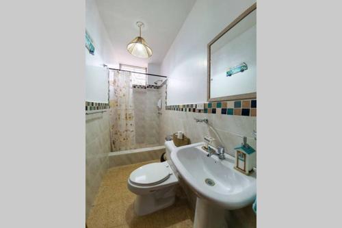 Kúpeľňa v ubytovaní Renovada Casa Familiar con piscina en Salinas