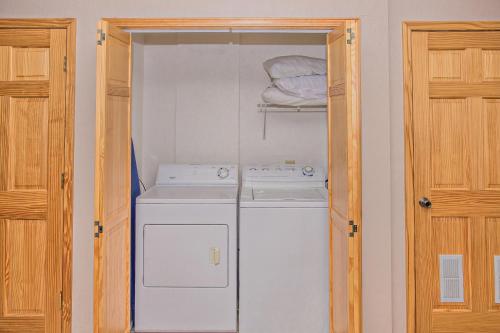 Smoky Mountain Views, Mtn Views, Hot Tub, WIFI, 560 FREE tickets each paid day!