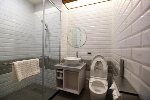 A bathroom at 原鄉商旅 Yuan Hsiang Hotel