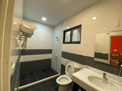 Un baño de Lorna Resort