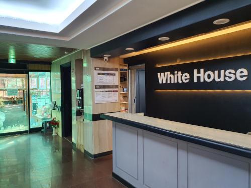 Gallery image of White House in Sokcho