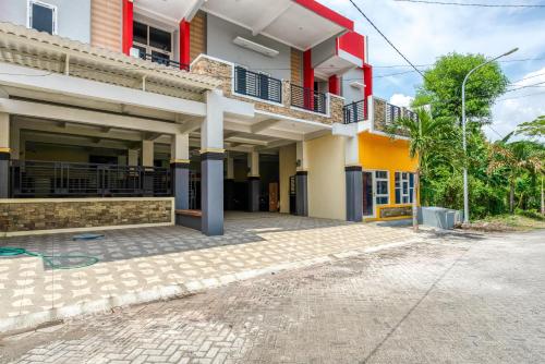 an empty street in front of a building at RedDoorz Syariah @ Kertomenanggal Surabaya in Surabaya