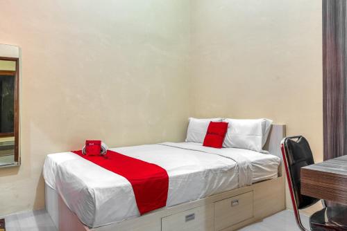 Llit o llits en una habitació de RedDoorz Syariah @ Kertomenanggal Surabaya