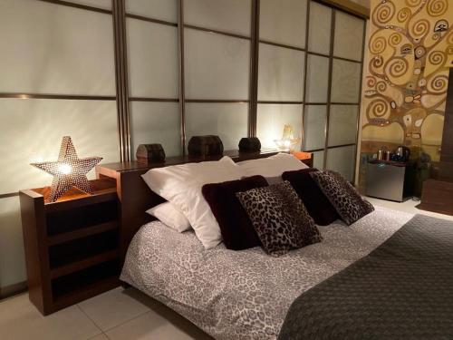 sypialnia z łóżkiem z poduszkami i gwiazdką w obiekcie Sliema La Loggia DeLuxe Suites w mieście Sliema