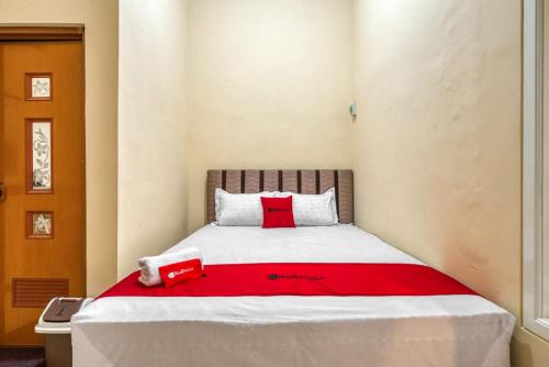 Posteľ alebo postele v izbe v ubytovaní RedDoorz Syariah near Kebon Rojo Park Blitar