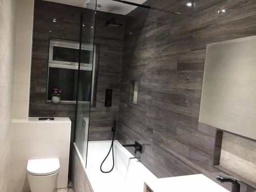 Ванная комната в Kings Lynn Double Bedroom 1 New Renovated Bathroom