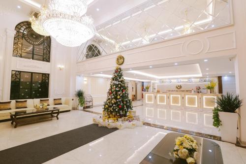 a christmas tree in the middle of a lobby at Vincent Halong Hotel in Ha Long