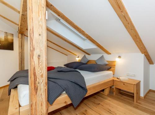 een slaapkamer met een bed met een houten frame bij Ferienwohnungen Bürger in Reit im Winkl